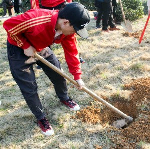 志愿者在校园公园植树