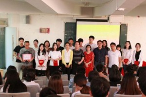 获奖学生和教师合影留念