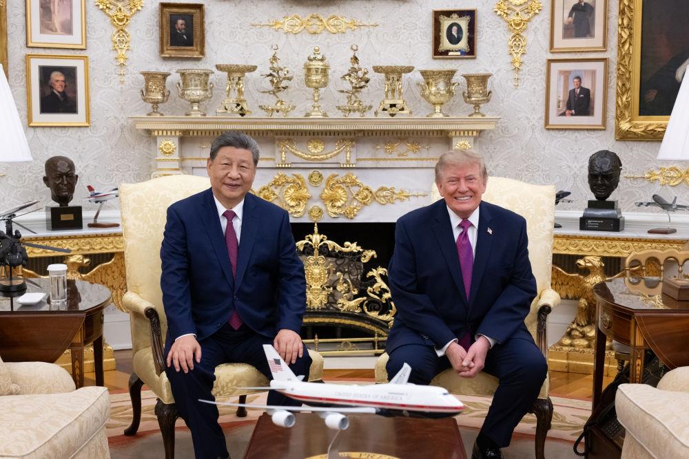当地时间9月24日上午，习近平主席同美国总统特朗普在白宫椭圆形办公室小范围交流。