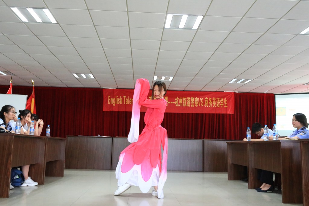 精彩才艺秀:刘艺璇同学表演惊鸿舞