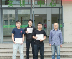 指导老师和获奖学生合影