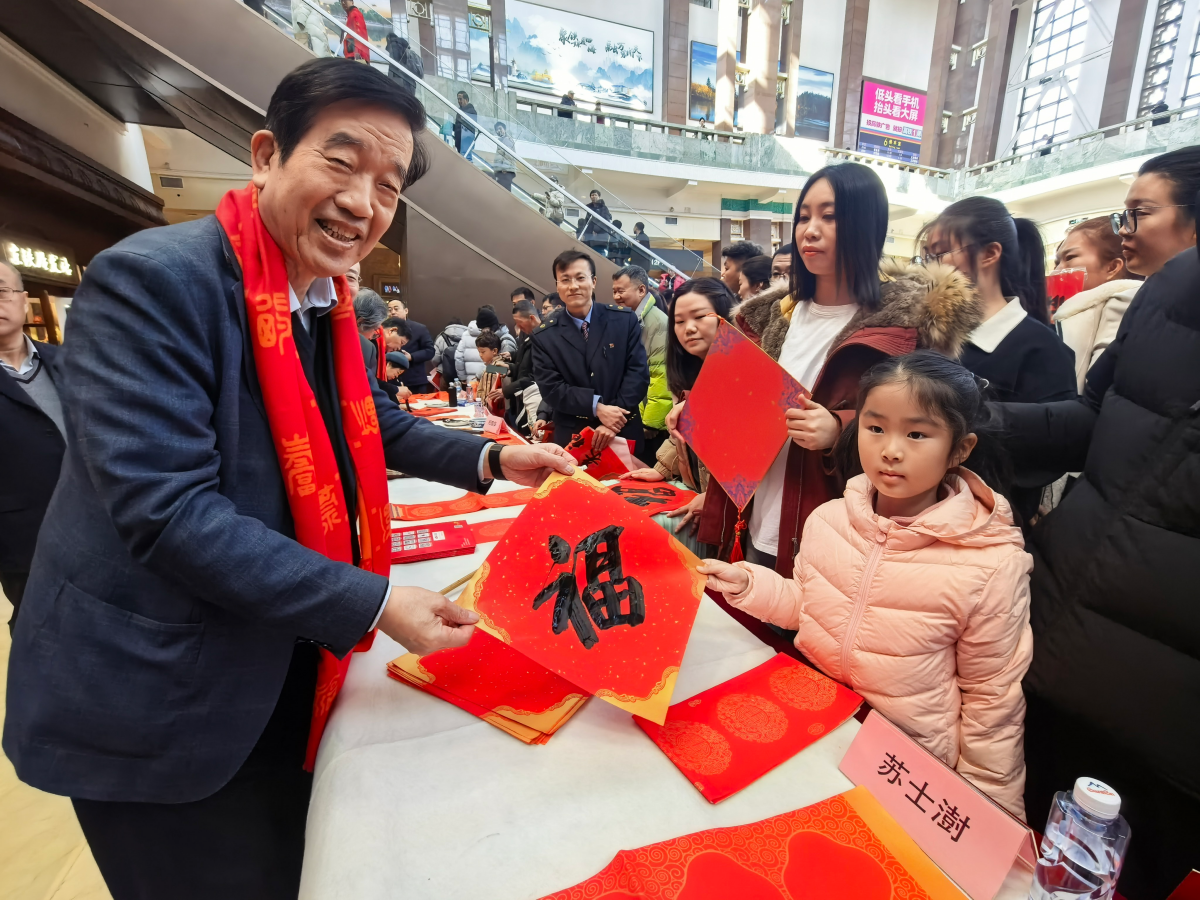 苏士澍向旅客小朋友送福